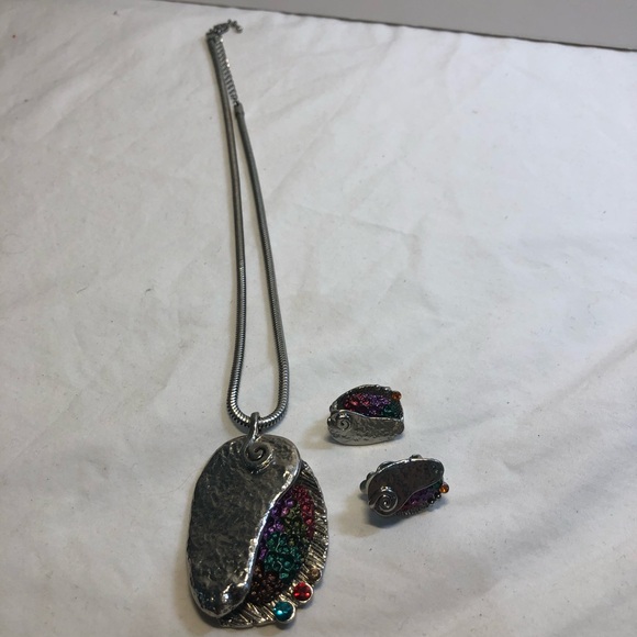 Vintage Silver Toned Necklace Matching Clip on Earrings, faux Jewelled accents - Picture 5 of 13